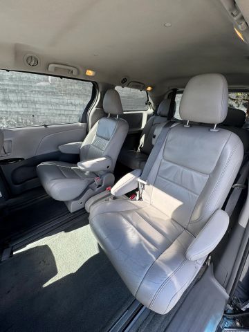 2016 Toyota Sienna - Image 23