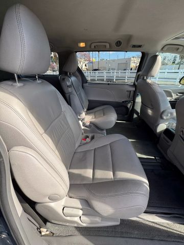 2016 Toyota Sienna - Image 13