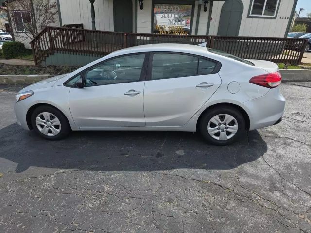 2017 Kia Forte - Image 7