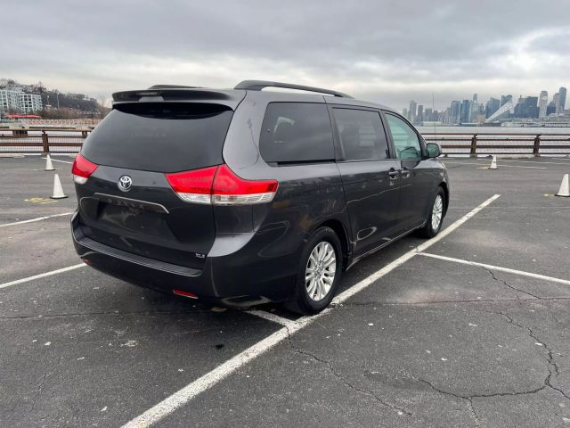 2011 Toyota Sienna Xle Minivan 4d - Image 7