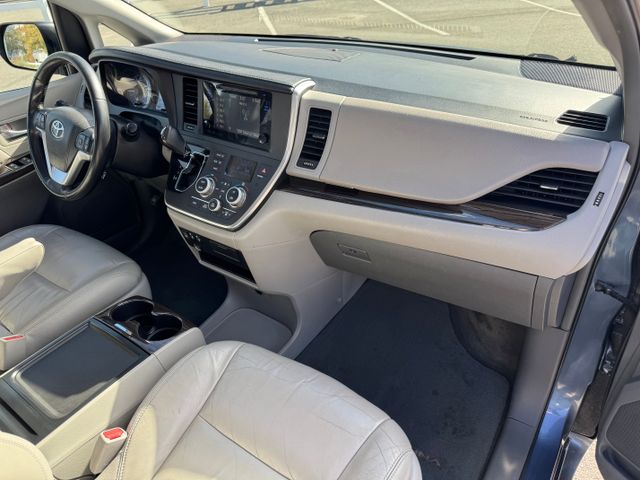 2016 Toyota Sienna - Image 15