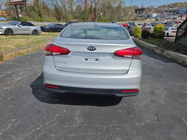 2017 Kia Forte - Image 5