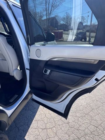 2018 Land Rover Discovery Hse Luxury Sport Utility 4d - Image 19