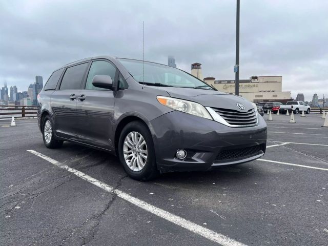 2011 Toyota Sienna Xle Minivan 4d - Image 2