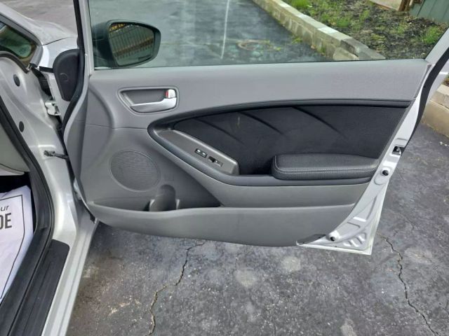 2017 Kia Forte - Image 12