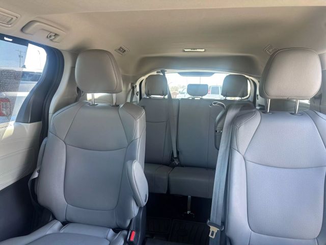 2023 Toyota Sienna - Image 8