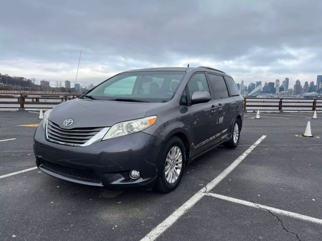 2011 Toyota Sienna Xle Minivan 4d - Image 4