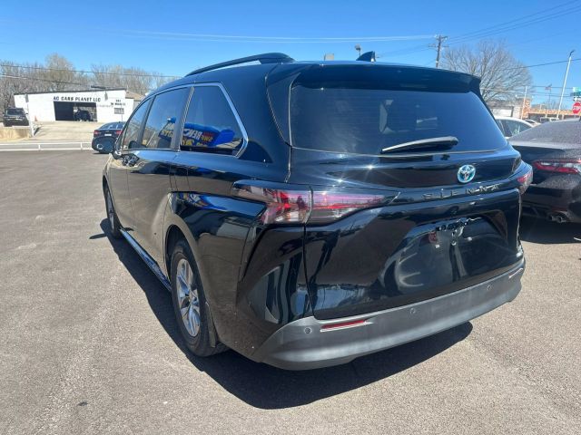 2023 Toyota Sienna - Image 3