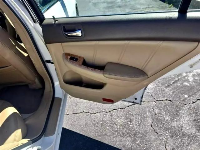 2005 Honda Accord - Image 17