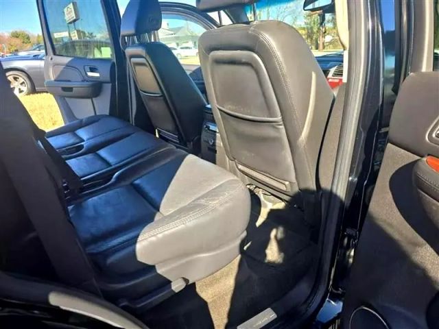 2007 Cadillac Escalade - Image 18