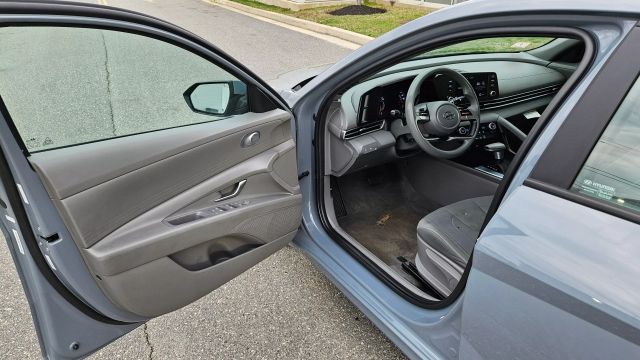 2021 Hyundai Elantra - Image 17