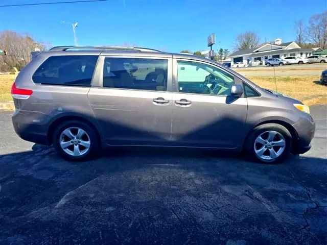 2011 Toyota Sienna - Image 4