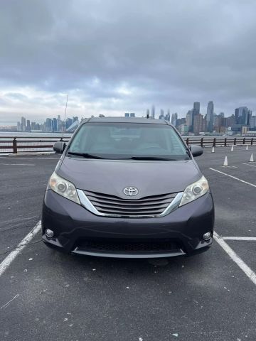 2011 Toyota Sienna Xle Minivan 4d - Image 3