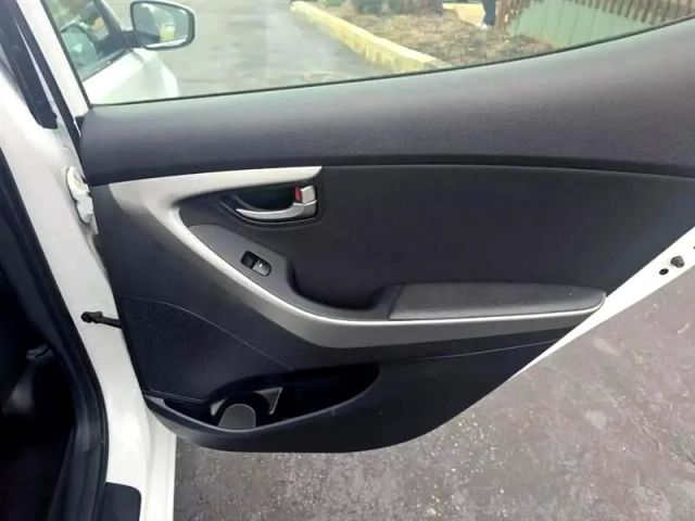 2015 Hyundai Elantra - Image 17