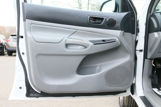 2015 Toyota Tacoma Access Cab - Image 11