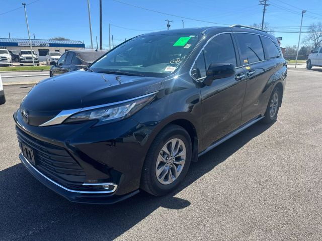 2023 Toyota Sienna - Image 2