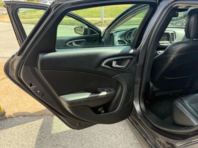 2017 Chrysler 200 - Image 15