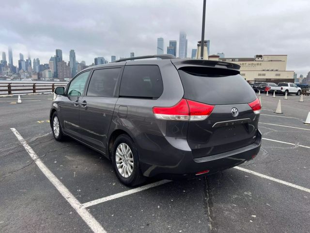 2011 Toyota Sienna Xle Minivan 4d - Image 6