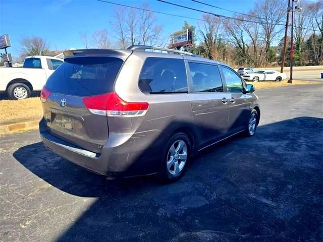 2011 Toyota Sienna - Image 5