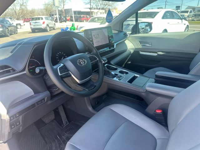 2023 Toyota Sienna - Image 4