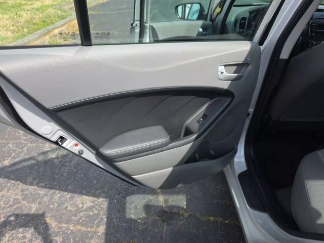 2017 Kia Forte - Image 18
