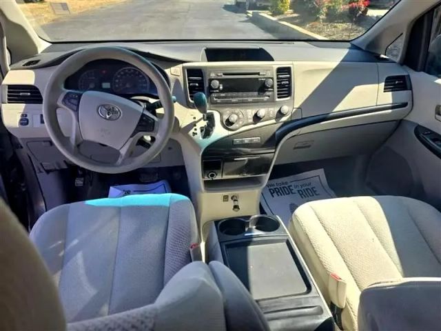 2011 Toyota Sienna - Image 10