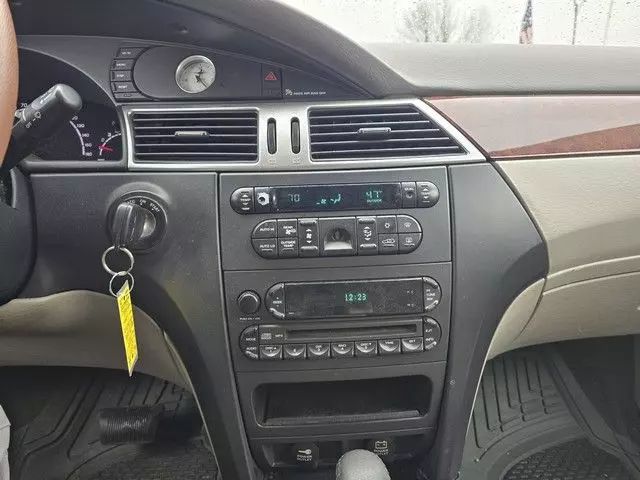 2005 Chrysler Pacifica - Image 15