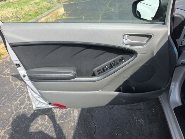 2017 Kia Forte - Image 8