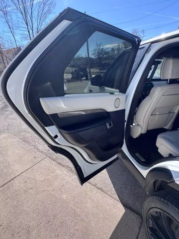 2018 Land Rover Discovery Hse Luxury Sport Utility 4d - Image 11