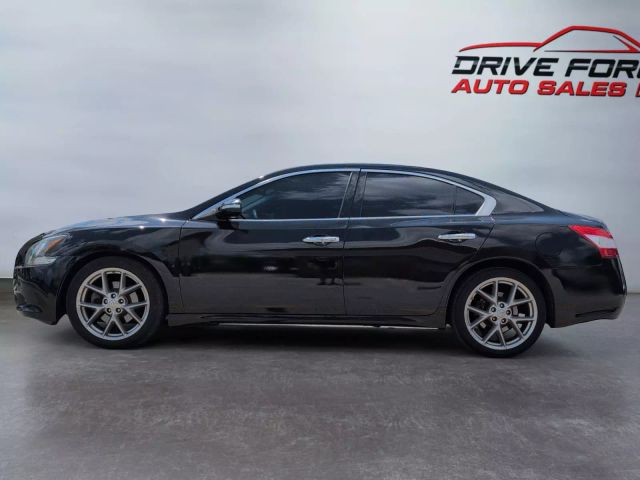 2011 Nissan Maxima - Image 2