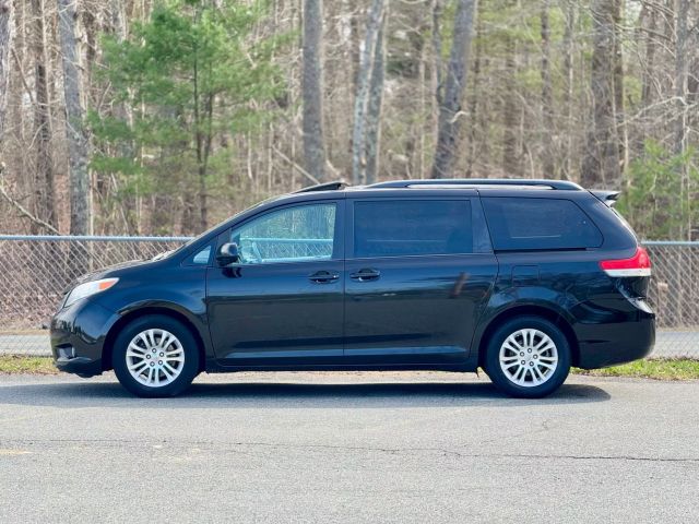 2013 Toyota Sienna Xle Minivan 4d - Image 5