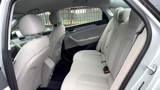 2019 Hyundai Sonata - Image 13