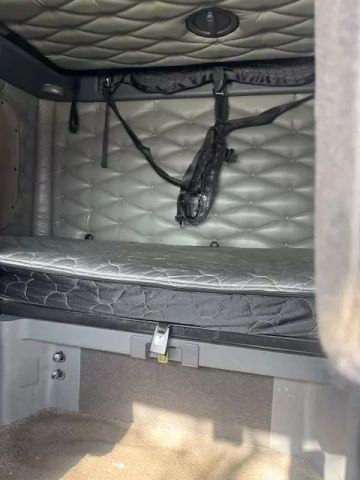 2017 Freightliner Cascadia - Image 8