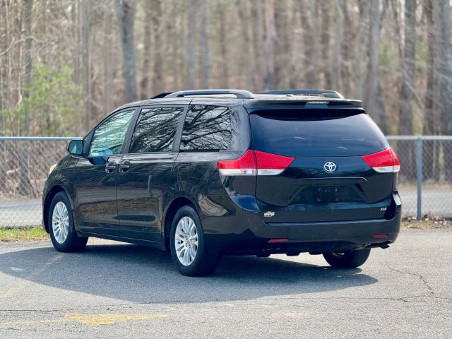 2013 Toyota Sienna Xle Minivan 4d - Image 8