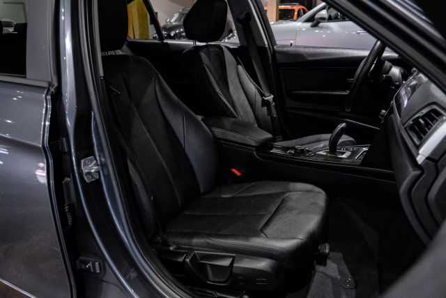 2018 Bmw 3 Series 320i Xdrive Sedan 4d - Image 31