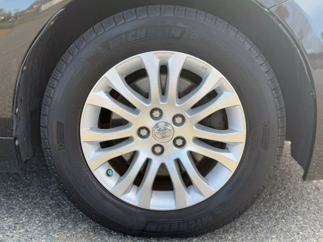 2013 Toyota Sienna Xle Minivan 4d - Image 21