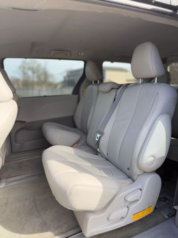 2013 Toyota Sienna Xle Minivan 4d - Image 10