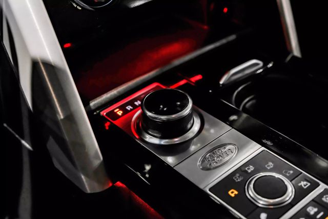 2017 Land Rover Discovery Hse Luxury Sport Utility 4d - Image 30