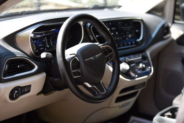 2021 Chrysler Pacifica - Image 16