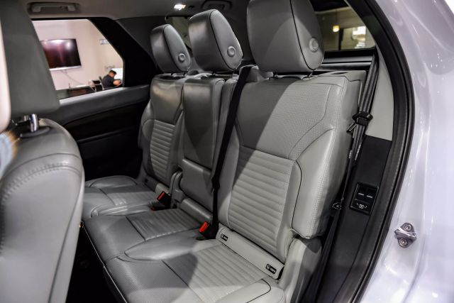 2017 Land Rover Discovery Hse Luxury Sport Utility 4d - Image 43