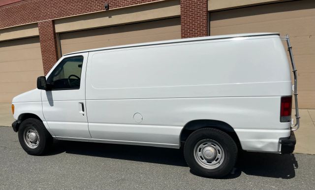 2005 Ford E150 Super Duty Cargo - Image 10
