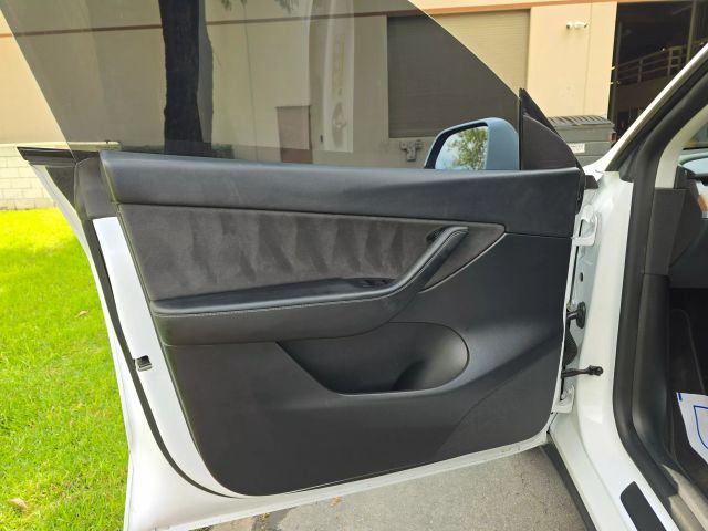 2022 Tesla Model Y - Image 12