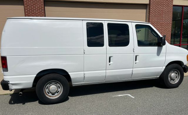 2005 Ford E150 Super Duty Cargo - Image 4