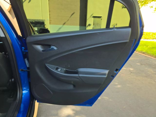 2017 Chevrolet Volt - Image 32