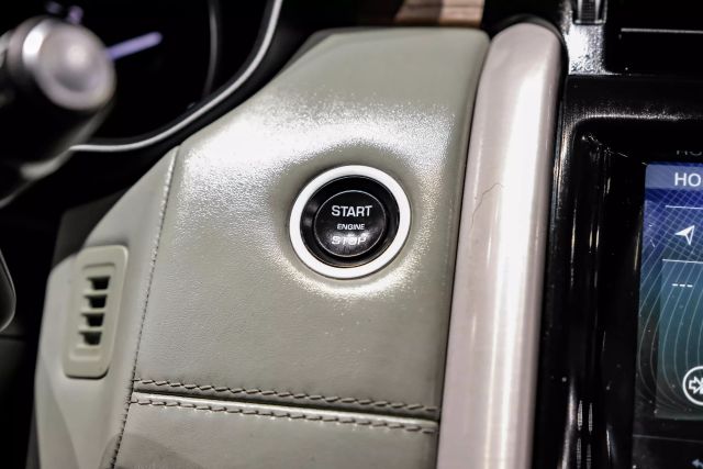 2017 Land Rover Discovery Hse Luxury Sport Utility 4d - Image 23