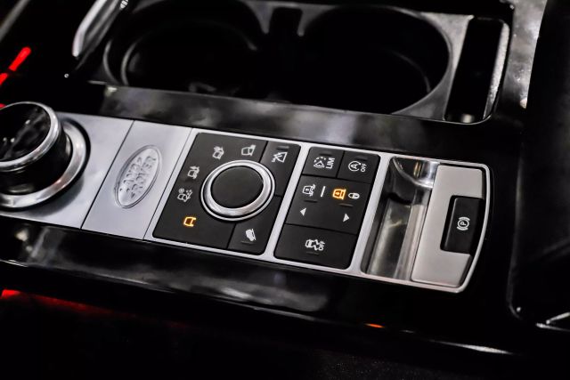 2017 Land Rover Discovery Hse Luxury Sport Utility 4d - Image 29