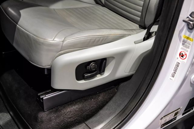 2017 Land Rover Discovery Hse Luxury Sport Utility 4d - Image 35