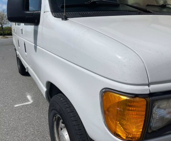 2005 Ford E150 Super Duty Cargo - Image 14