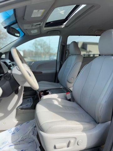 2013 Toyota Sienna Xle Minivan 4d - Image 9