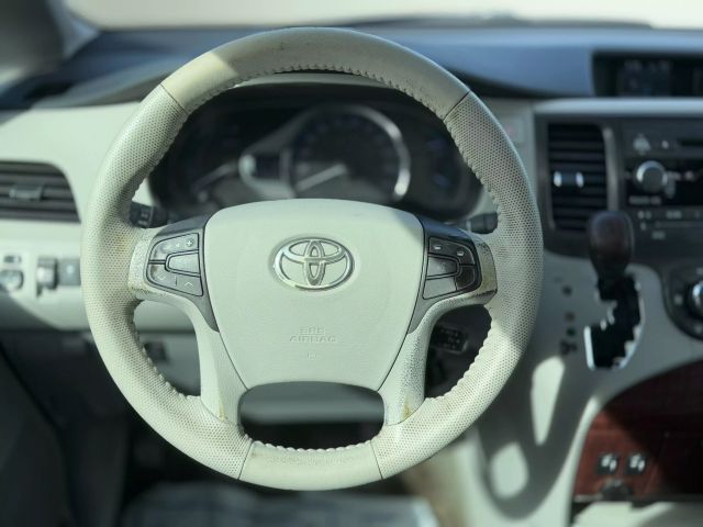 2013 Toyota Sienna Xle Minivan 4d - Image 16